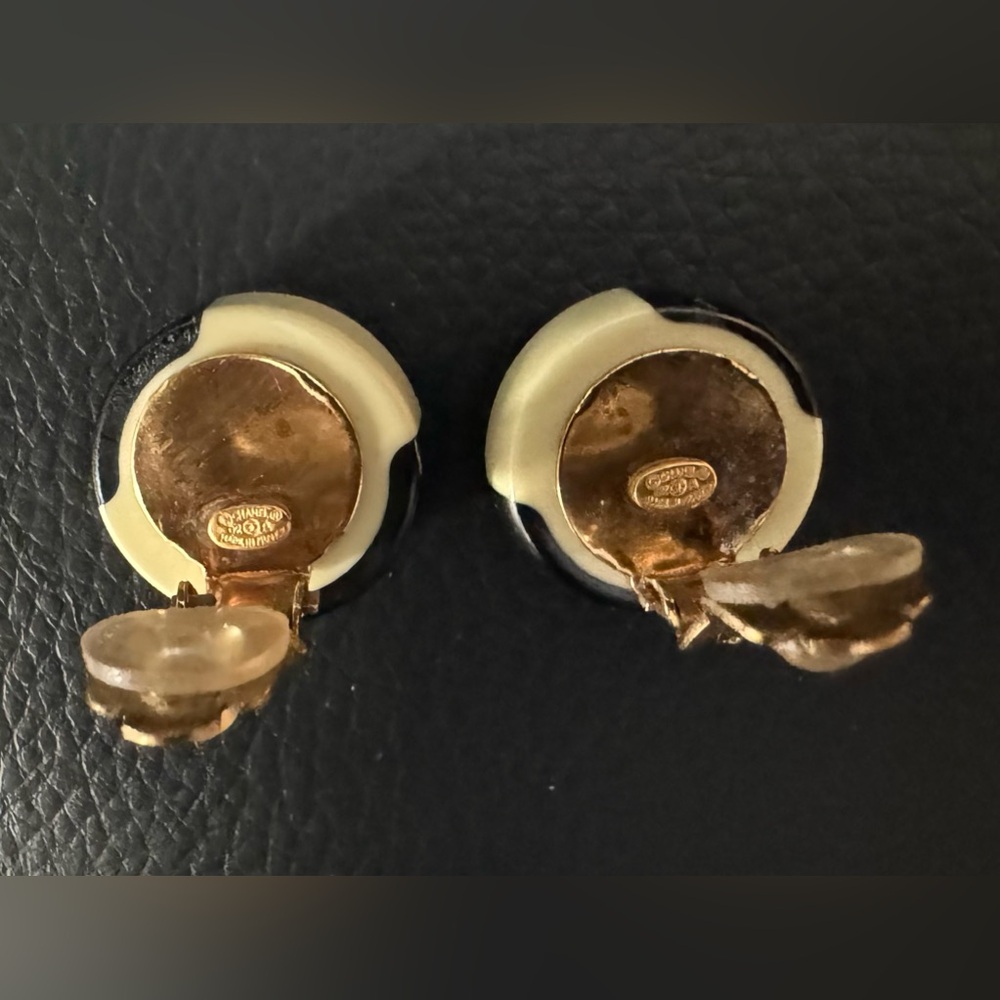 CHANEL Earrings Coco Mark Bicolor Pearl Round Gold Black - Picture 6 of 9